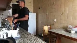 Andresloko muestra sus botas de construcción..