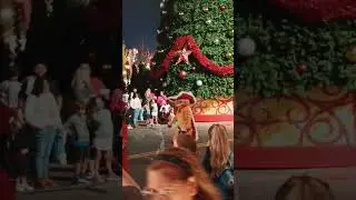 Puss in Boots Christmas! #themepark #universalorlando #character #costume #shorts #universalstudios