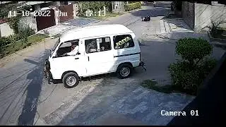 دل دہلا دینے والا منظر،،،، معزور بزرگ خاتون ویل چیئر پر اپنی بیٹی کے ہمراہ  اقبال ٹاون سے جارہی تھی،