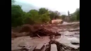 Селевой поток в селе Нижнем Дженгутае Буйнакского района сносит все со своего пути