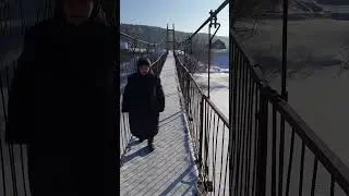 Тестирую висячий мост зимой и пугаю бабушку 
