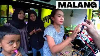 Indonesian Girls Invite Me Into Their Home 🇮🇩