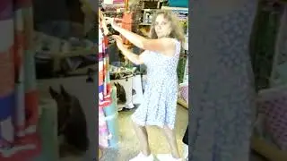 Stoffladenboogie - Frau pelamenti allein im Laden #mode #nähen #selfmade