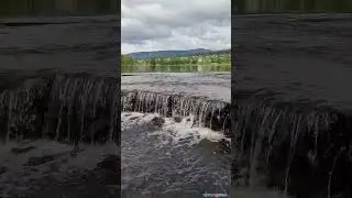 Живописный искусственный водопад на сливе из пруда в посёлке Уралец
