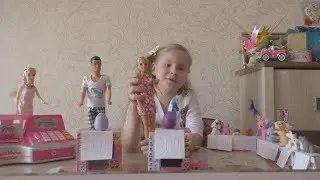 Кукла Барби с Кеном покупают питомцев в магазине 