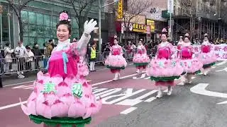金龙起舞，锣鼓声声…纽约甲辰龙年大年初一（2月10日）盛大游行庆祝中国新年，热闹非常，观看民众围得水泄不通，华人说在异国他乡看到这么喜庆的中国新年，很温暖、很慰籍
