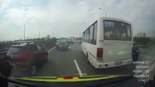 Байкер помог скорой помощи.