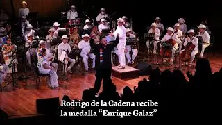 Rodrigo de la Cadena recibe la medalla 