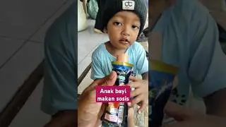 anaka bayi makan sosis