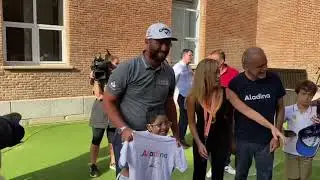 Así vivimos junto a Jon Rahm la inauguración del ‘Jardín del Golf’ en el Hospital Niño Jesús.