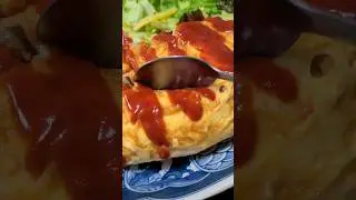 OMURICE é um omelete que vai arroz frito com catchup e frango.#ovo #culinariaoriental #omelete
