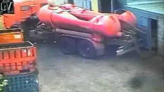 Говновозку сплющило! Водила попал!