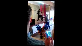 ДРАКА УЧИТЕЛЯ МУЗЫКИ с завучкой на утреннике из-за секс-песни Виртуальные соскИ