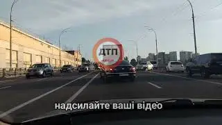 Відео з місця кроколовної ДТП аварія сьогодні в Києві на шулявському шляхопроводі в напр.Петрівки