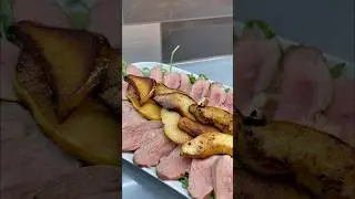 УТКА С АЙВОЙ И БРУСНИЧНЫМ СОУСОМ