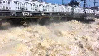 Сброс воды на Камгэс
