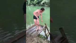 Крутит гайки