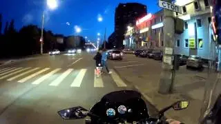 Мальчик помахал мотоциклисту
