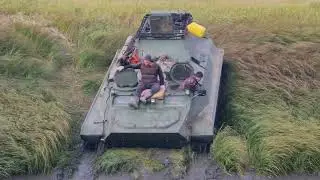 МТЛБ ПРЕТ ПО ЗАРОСШИМ ПРОСЕКАМ!!!