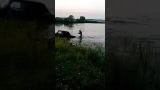 Ставте машину на передачу и на ручник