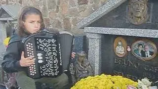 Mirko suona sulla tomba dei suoi nonni ❤😊🙏🏻