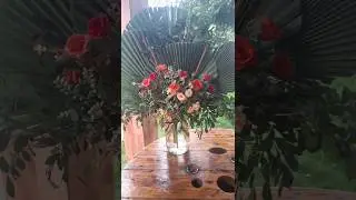 ideia de vaso com folhas de palmeira. #rústico