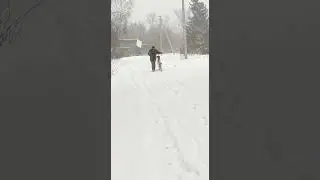 Мужик едет зимой на велосипеде