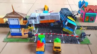 Truk oleng Tertabrak kereta api karena menerobos palang pintu perlintasan !