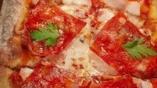 Пицца с колбасой чоризо, беконом и сыром моцарелла