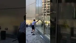 Técnica para limpiar ventanas, window cleaning.