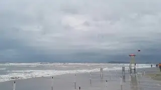 Riccione, das Meer verdrängt die Liegen