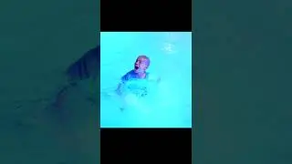Младший решает прыгнуть в бассейн и делает это.