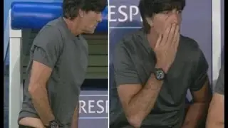 Técnico da Alemanha, Joachim Löw bota a mão na calça, se coça, cheira e come meleca