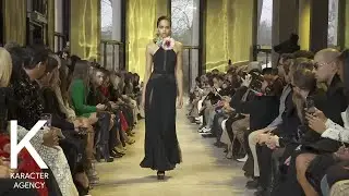 MODELS | Carla Pereira desfila para Elie Saab na Paris Fashion Week FW23