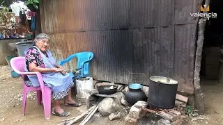 Mi abuelita cocinando tradicionalmente