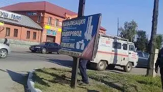 Удаление незаконной рекламной конструкции с улицы Бийска