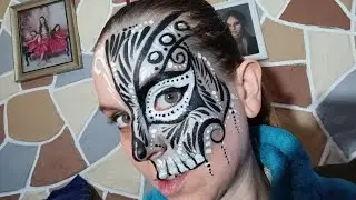 Maquillage demi crane pour le nouvel an.