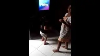 Layla dançando o quadradinho