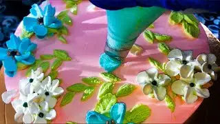 I LOVE making those creamy FLOWERS on the cake! (turn on subtitles)