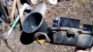 Желтый осадок под клапанной крышкой.