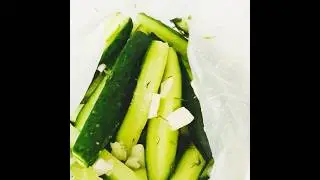 МАЛОСОЛЬНЫЕ ОГУРЧИКИ В ПАКЕТЕ🥒 ВСЕГО 20 МИНУТ И ХРУСТЯЩИЕ ОГУРЧИКИ У ВАС НА СТОЛЕ #shorts