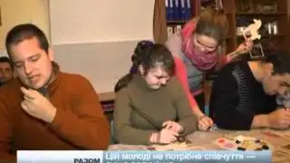 Неповносправна молодь робить іграшки на ялинку