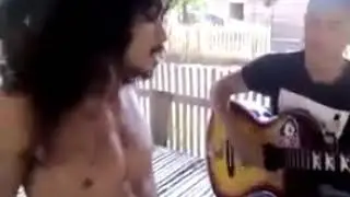 Orang gila bersuara emas