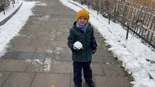 Первый снег в этом году. Играем в снежки и лепим снеговика