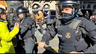 Un agent dels Mossos colpeja Pesarrodona amb una porra