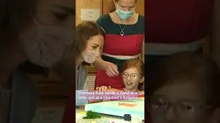 kate middleton lets a little girl paint her hand #katemiddleton #katemiddleton