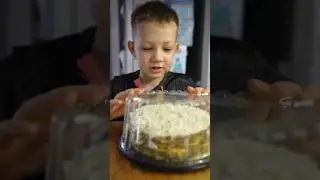 Самый маленький критик, гроза всех мам и поваров 😂 торт 👍