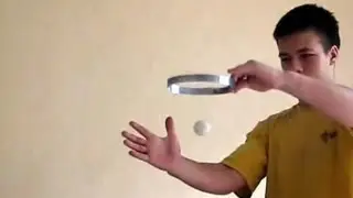 Фокус с теннисным мячиком.