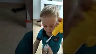Рома пытается дуть мыльные пузыри))))