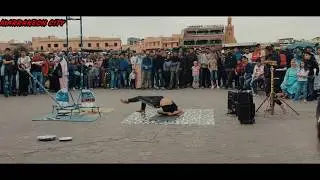 شاب مغربي يذهش الجمهور داخل الحلقة في ساحة جامع الفناء بمراكش